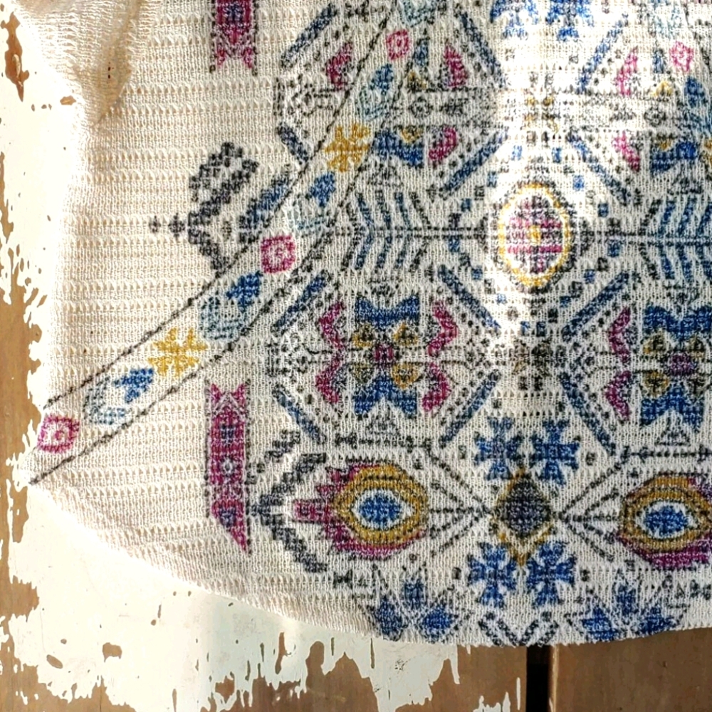 Eyeshadow Worship The Sun Batwing Crochet V-Neck - Picture 4 of 16